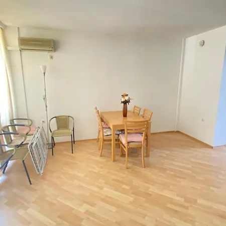 три комнаты на солнечном берегу Apartment